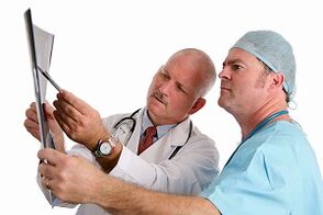 Οι γιατροί εξετάζουν μια ακτινογραφία για οστεοαρθρίτιδα των αρθρώσεων